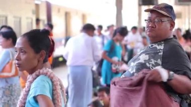 Tren istasyonunda kalın adam.