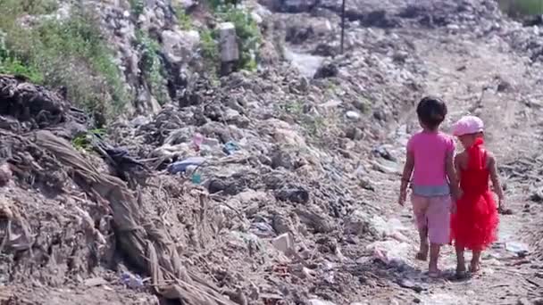 Дети в бедных районах . — стоковое видео