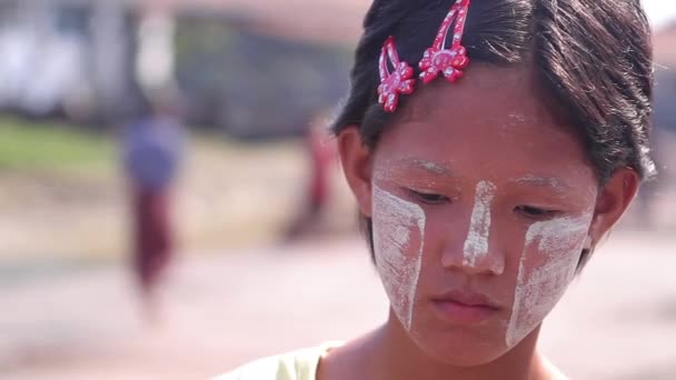 Kinder smorde med lera. — Stockvideo