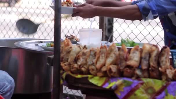 Cocina en la calle . — Vídeos de Stock