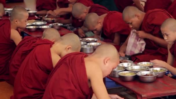 Burmese monks in the city of Bagan. — Stock Video