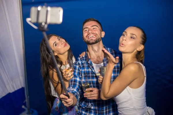 Selfie en el fondo del lago . —  Fotos de Stock