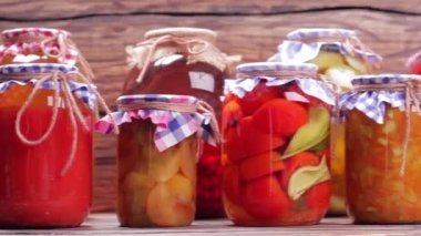 Kavanozların içinde organik sebze.