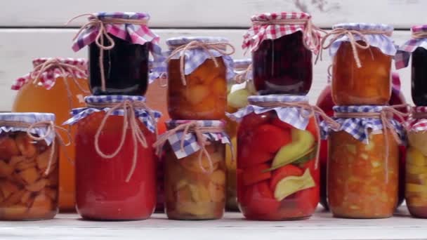 Pots en verre avec produits en conserve . — Video