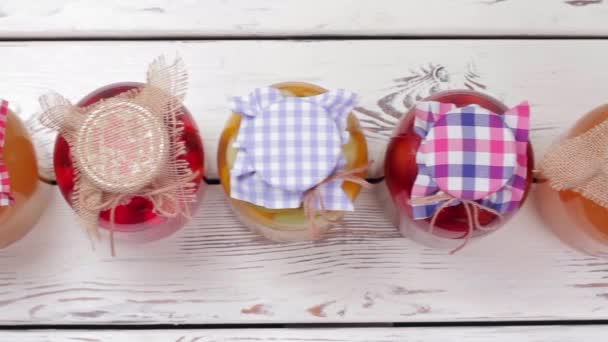 Ingeblikte vruchtenmoes in grote glazen potten. — Stockvideo