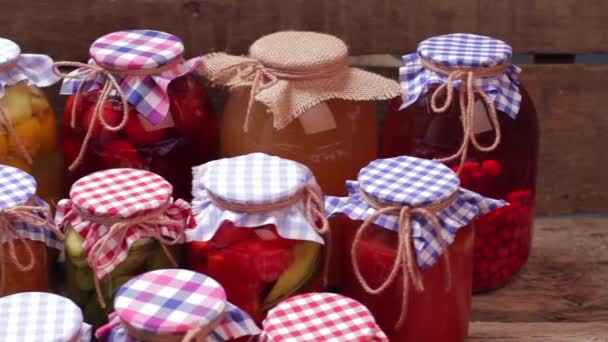 Almacenamiento de frutas y verduras orgánicas . — Vídeos de Stock