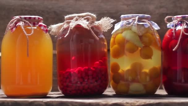 Ingeblikte vruchtenmoes zijn in de kelder op de oude planken. — Stockvideo