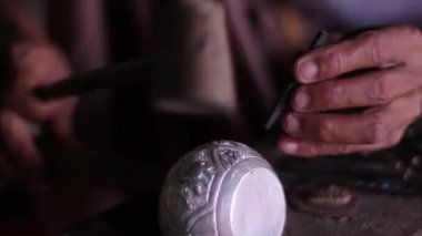 Gümüş sofra oyulmuş.
