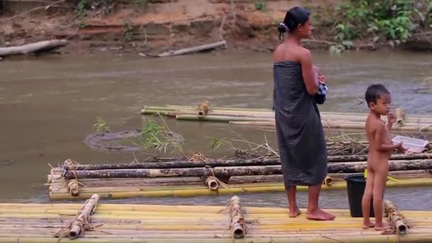 Moeder met een kind permanent op de rivier. — Stockvideo