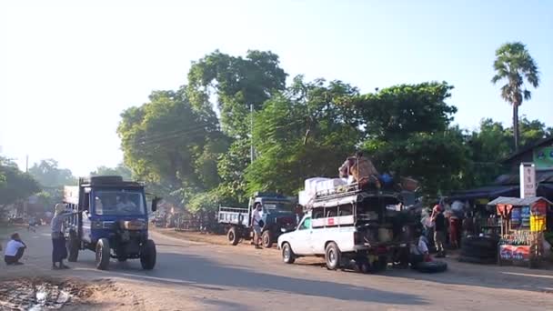 Estación de autobuses en el pueblo . — Vídeos de Stock