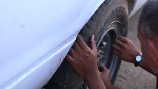 Reparatie van auto op de weg. — Stockvideo