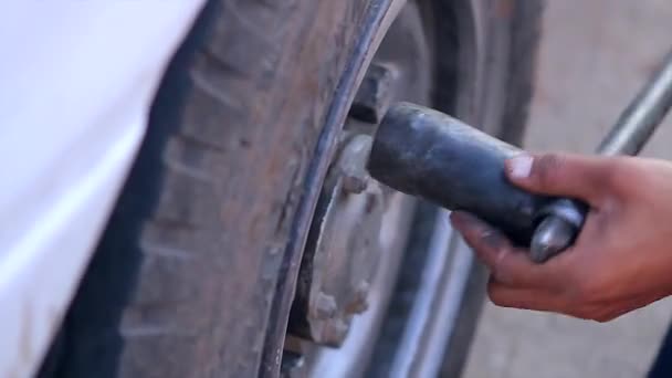 Remplacement de la roue dans la voiture . — Video