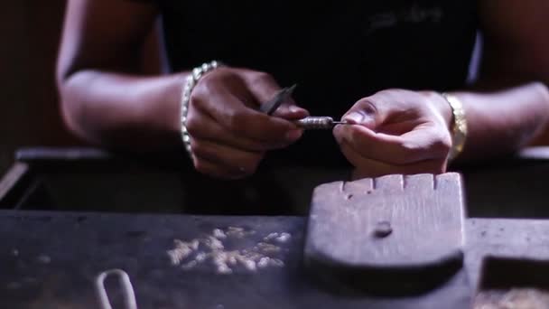 Joyero produce la cadena de plata . — Vídeos de Stock