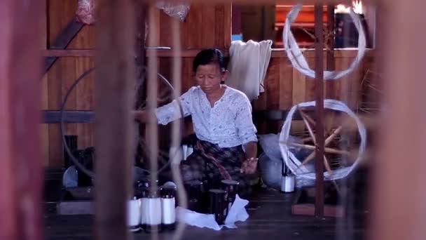 Moinho de tecelagem em Inle Lake . — Vídeo de Stock