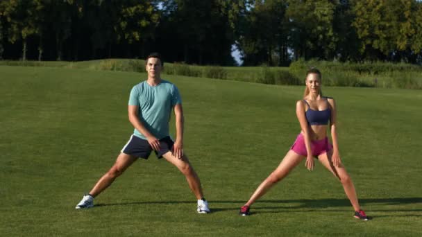 Treinadores esportivos mostram os exercícios . — Vídeo de Stock