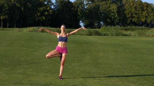 Entraîneur enseigne le yoga . — Video