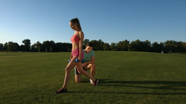 Trenér se věnuje fitness s holkou na povaze. — Stock video