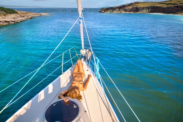 Gyönyörű lány, napozás, a yacht. — Stock Fotó