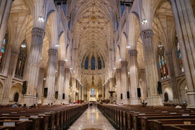 Aziz Patrick Katedrali 'nin büyük iç kısımlarında yükselen gotik kemerler, mermer kolonlar ve boyalı cam pencereler yer almaktadır. Merkezi koridor, sıcacık ışıkla aydınlatılmış güzel bir sunağa çıkıyor..