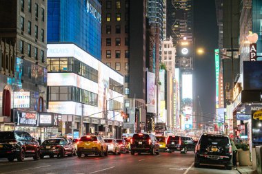 New York City, New York, ABD - 07.31.2024: Times Meydanı devasa dijital reklam panoları ve parlayan reklamlarla parlıyor. Manhattan 'daki canlı gece şehir sahnesinde bir araç akışı var..