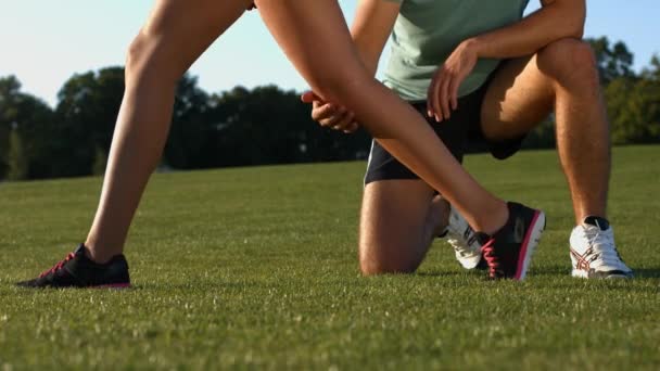 Ejercicios deportivos para las piernas de cerca . — Vídeos de Stock