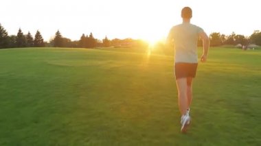 Akşam parkta koşan adam.