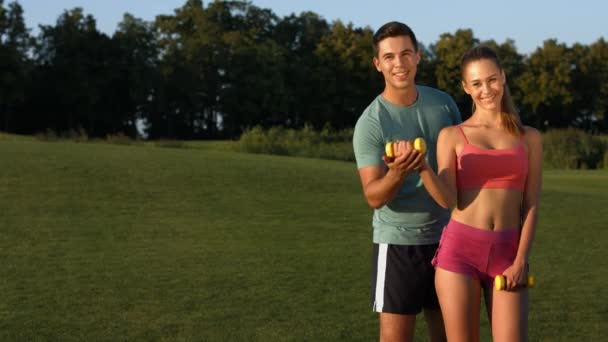 Hombre y mujer dedicados a los deportes en el parque . — Vídeos de Stock