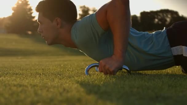 Guy betrokken bij sport in het park. Guy is geperste in haar armen. — Stockvideo