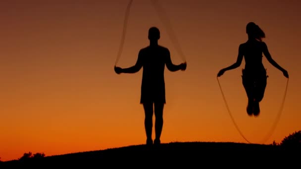 Jongen met meisje opwarmen op een skipping touw voor de wedstrijd. — Stockvideo