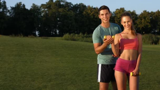 Glückliche junge Menschen im Sport. — Stockvideo