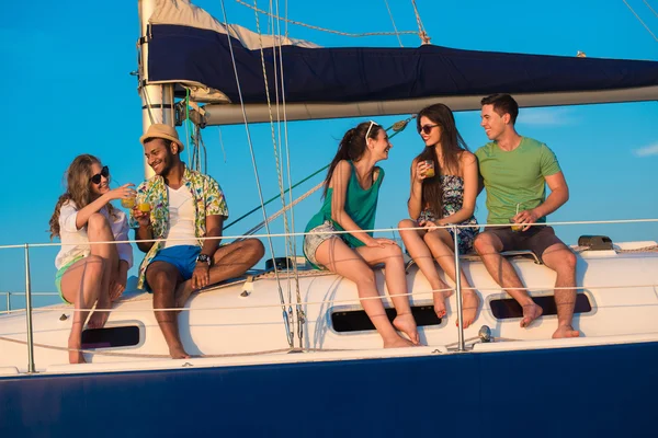 Gli amici trascorrono un weekend su uno yacht . — Foto Stock