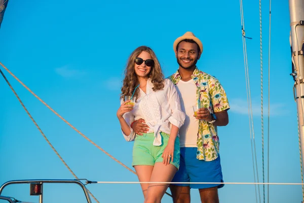 Pareja encantadora relajándose en un yate . — Foto de Stock