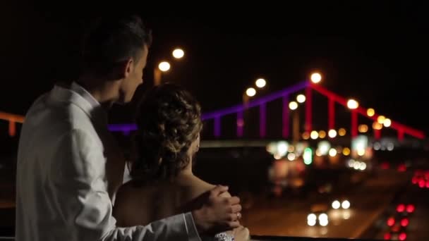 Just married look at the beautiful bridge. — Stock Video