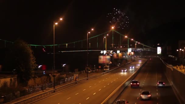 Fuegos artificiales nocturnos en la ciudad . — Vídeo de stock