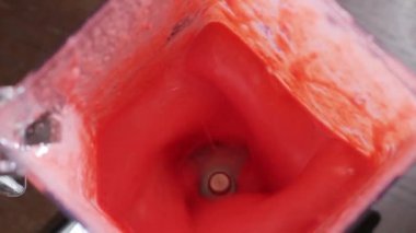 Çilek güler yüzlü bir cam içine dökülür.