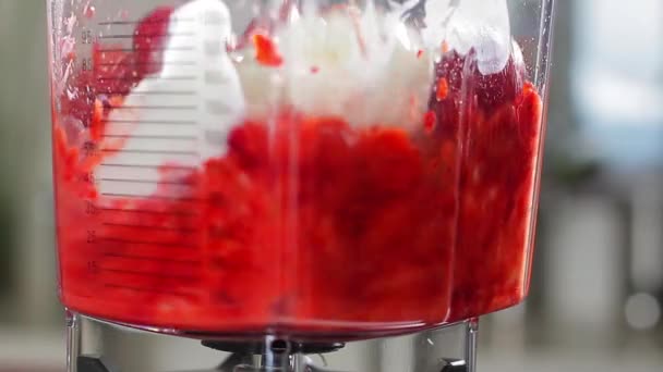 Cóctel de fresa se vierte en un vaso . — Vídeos de Stock