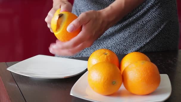 Zralé chutné oranžová s kůrou. — Stock video