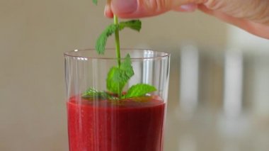 Çilek nane kokteyli.