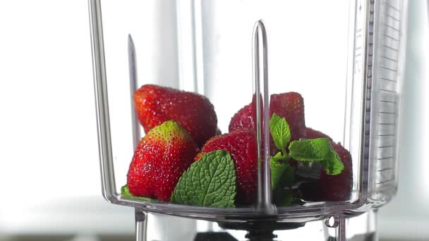 Pours  a colorful strawberry cocktail in  glass. — Stock Video