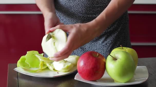 Femme au foyer couper des pommes . — Video