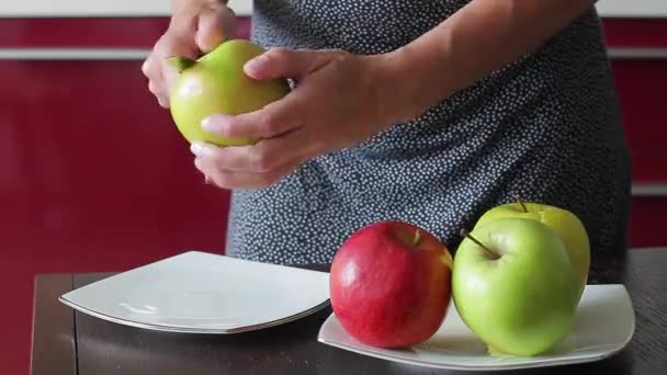 Close-up νεαρή νοικοκυρά αφαίρεση φλούδα μήλο. — Αρχείο Βίντεο