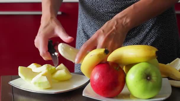 Nuttige fruit. Dieet ontbijt. — Stockvideo