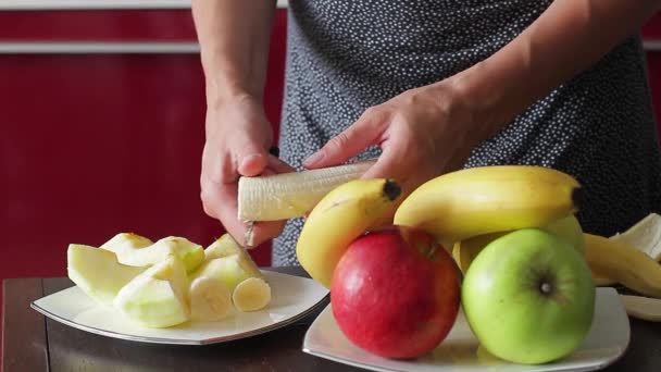 Femme au foyer coupe banane pour smoothies frais . — Video