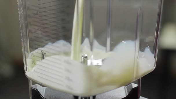 Подготовка молочного коктейля . — стоковое видео