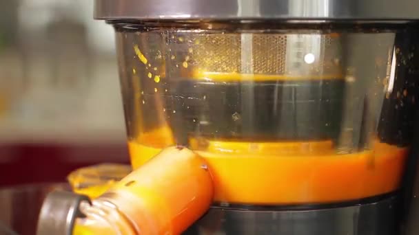 Juicer close-up hace jugo de naranja fresco . — Vídeos de Stock