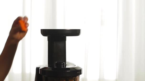 新鲜的橙汁倒的一杯榨汁机. — 图库视频影像