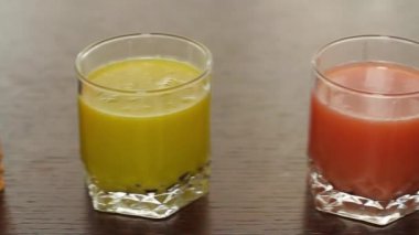 Çeşitli taze meyve suları..