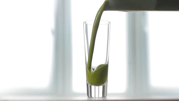 Celery fresh juice poured into glass. — Stock Video