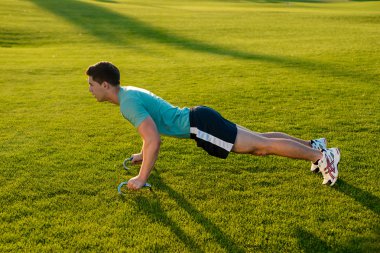 Adam kasları çimlere sallıyor..