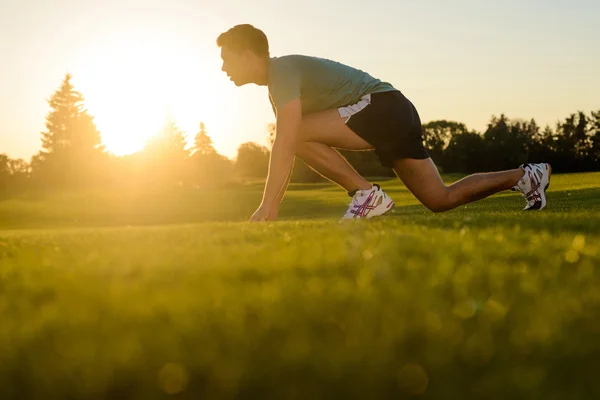 Atleta se preparando para a corrida . — Fotografia de Stock